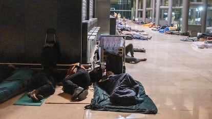 Decenas de personas durmiendo en un ala de la T4 de Barajas durante la madrugada del lunes 17 de febrero.