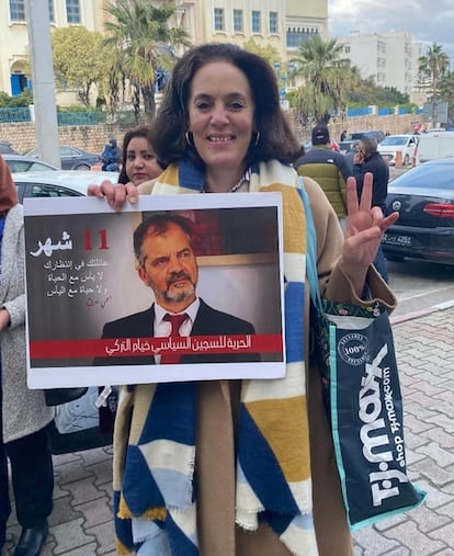 La esposa de Turki, Khadija Khaled Turki, con un cartel de su marido pidiendo su libertad en Túnez, en una imagen de su perfil de Facebook, en 2024.