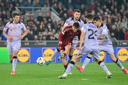 Eldor Shomurodov marca el segundo gol de la Roma ante el Athletic en la ida de los octavos de final de la Europa League este jueves