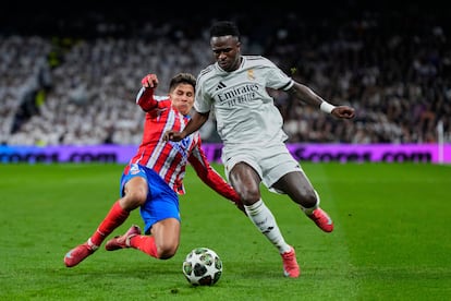 Giuliano Simeone y Vinicius Junior, durante el partido de ida de los octavos de la Champions.