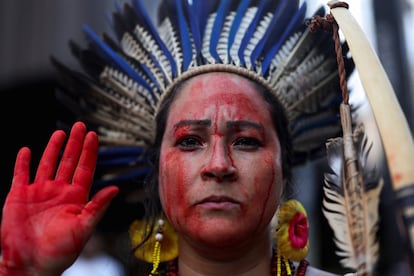 Una mujer del pueblo indígena bekoy tupinamba participa en la marcha para conmemorar el Día Internacional de la Mujer en las calles de  São Paulo, Brasil.