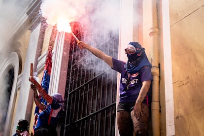 Varios grupos feministas se han sumado a los contingentes que avanzaban por las calles de Santiago.