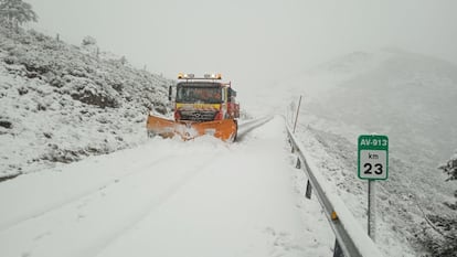 Quitanieves en la carretera AV-913.