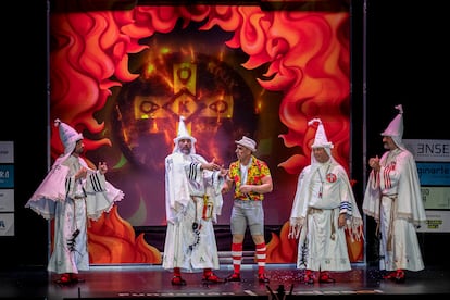 Integrantes del cuarteto 'Ku Klux Klan Klan' durante su actuación en la final del concurso del Carnaval de Cádiz, en la que se han llevado el primer premio de su modalidad.