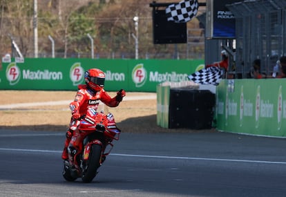 Marc Márquez, del equipo Ducati Leonovo, celebra la victoria tras ganar el sprint este sábado en el GP de Tailandia.