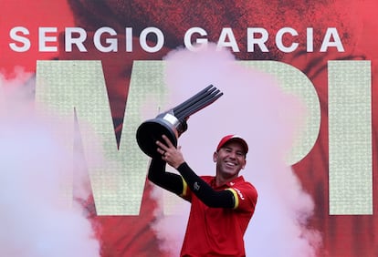 Sergio García, con el trofeo.