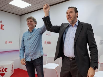 Carlos Martínez, junto al ministro Óscar Puente, este jueves en un encuentro con militantes de su partido.