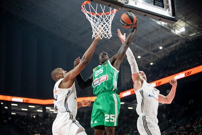 Nunn, entre Ibaka y Hezonja.