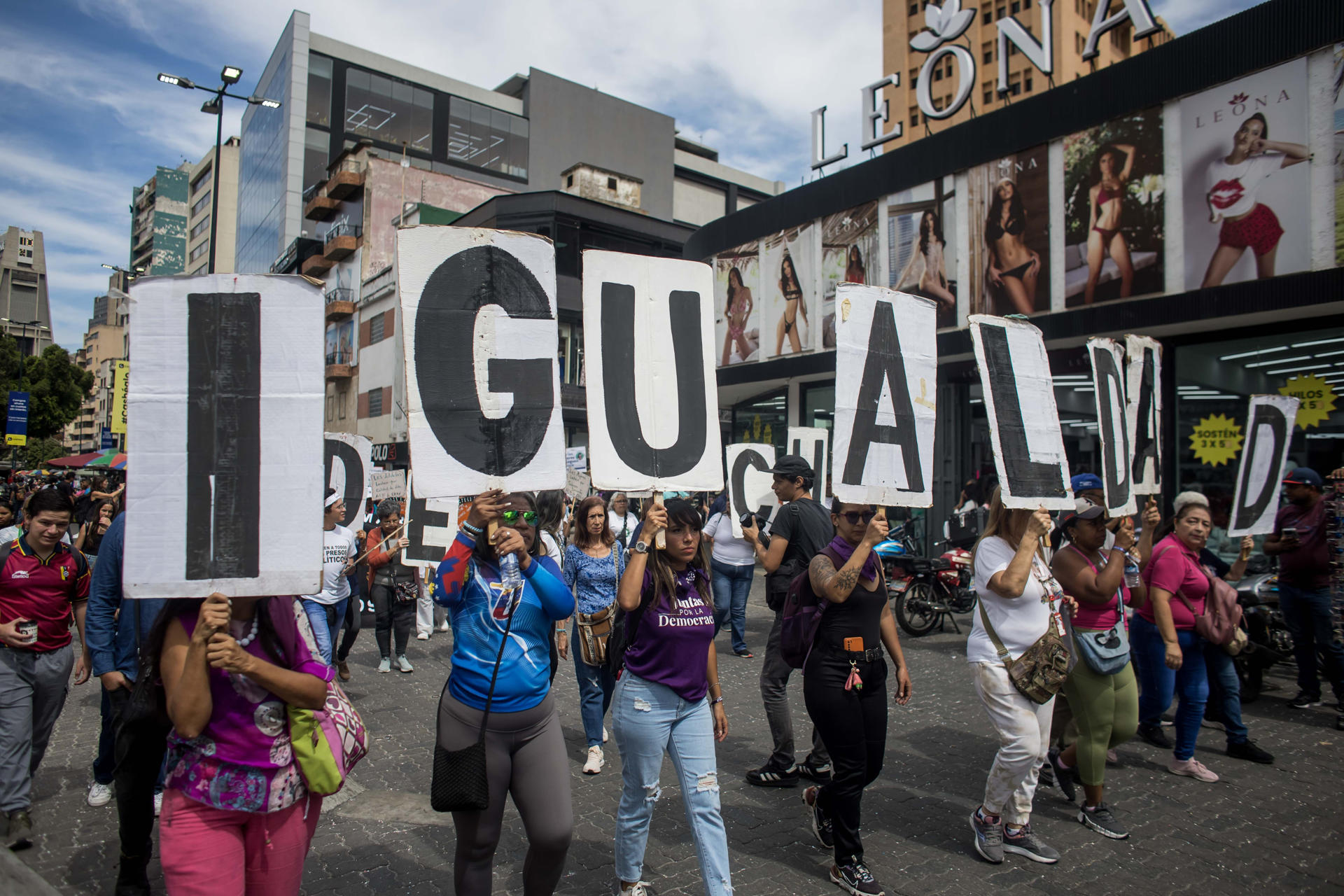 Mujeres en Latinoamérica reiteran en las calles las exigencias de igualdad y protección contra la violencia machista