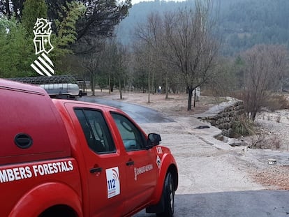 Los bomberos forestales vigilan el caudal del barranco del Poyo a su paso por Chiva.