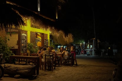 Turistas en un bar en Mazunte, Oaxaca, México, el 8 de marzo de 2025.