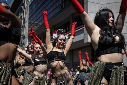 Un grupo de mujeres realizan un 'performance' en las calles de Santiago de Chile.