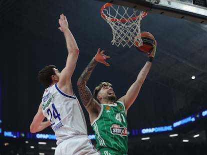 Juancho, ante Osmani, del Efes, en la Euroliga.