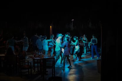 Turistas en un bar en Mazunte, Oaxaca, México, el 8 de marzo de 2025.