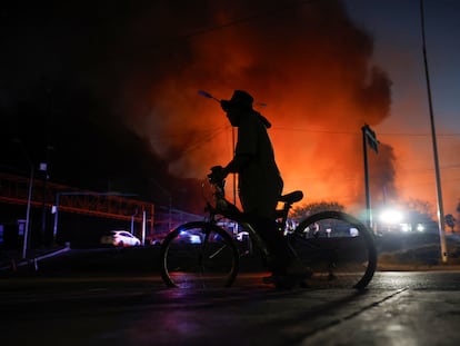 Un hombre en bicicleta observa de cerca uno los incendios en las afueras de Monterrey, este 4 de marzo.