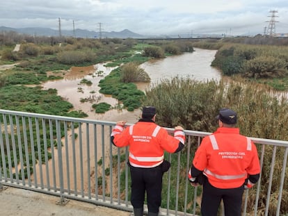 La acumulación e intensidad de las lluvias de las últimas horas ha provocado el incremento del caudal del río Llobregat.