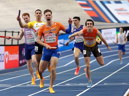 El español Bernat Erta (derecha) se estira para conseguir la plata en el 4x400 masculino del Europeo de Atletismo en pista cubierta.