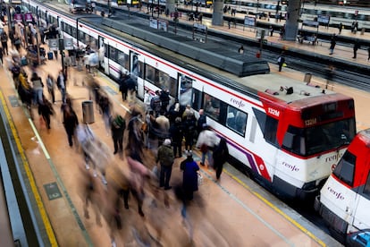 Decenas de personas esperando al tren durante la huelga de Renfe y Adif, en la estación de Puerta de Atocha-Almudena Grandes en febrero de 2024.