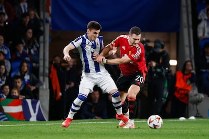 El delantero de la Real Sociedad Ander Barrenetxea (i) disputa un balón ante el defensa del Manchester United Diogo Dalot este jueves.