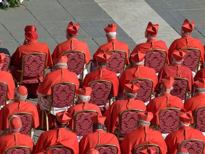 Un grupo de cardenales asisten al acto de nombramiento de nuevos purpurados en la plaza de San Pedro en septiembre de 2023, en Roma.