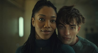 Naomi Ackie y Robert Pattinson, en 'Mickey 17', de Bong Joon-ho.