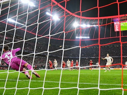 Kane (derecha) marca de penalti el tercer gol del Bayern ante el Leverkusen