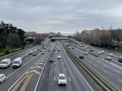 Vista de la M-30 desde la pasarela peatonal Ramon de Aguinaga hacia el puente de Ventas, donde se construirá la nueva plataforma.