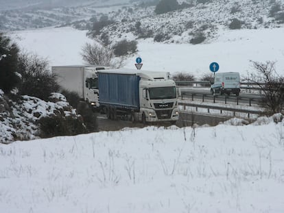 La autovía A-2 a su paso por Alcolea del Pinar, en Guadalajara, cortada por la nieve