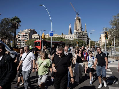 2issclbclbfpjo4r6dighevvce-1 Un grupo de turistas cruzando la Diagonal, cerca de la Sagrada Familia, en una imagen de archivo.