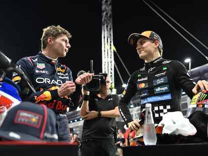 2kyszw3fevf3hgrzoc4pn6kykq-3 Max Verstappen (izquierda), tras conseguir la 'pole' del GP de Arabia Saudí, habla con Piastri.