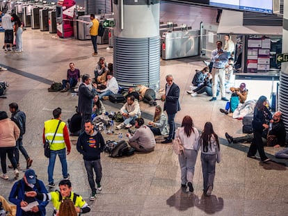 5cjnjezuzrdp5lmrbwmj3g6iva-2 Decenas de personas se refugian en la estación de tren de Atocha, Madrid, para pasar la noche tras el apagón eléctrico