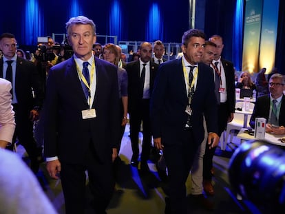 6njy4ypxxbdc4ku47ii55xudza-1 El 'president' de la Generalitat y líder del PPCV, Carlos Mazón, y el presidente del PP, Alberto Núñez Feijóo, en la segunda jornada del congreso del PPE, este miércoles en Valencia.