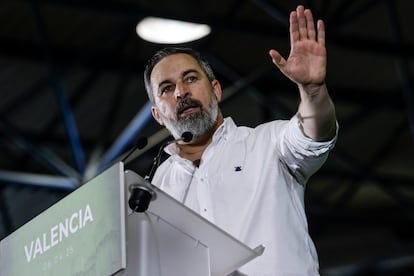 7cw5ulioxwqrzghaz4s6ljpply-2 El presidente de Vox, Santiago Abascal, interviene durante una comida con afiliados y simpatizantes, en la Feria Valencia, el 6 de abril.