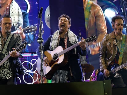 7z2ye44lffdt5bfo3d2spdz7xm Manolo García, en el centro con un pañuelo palestino, anoche en su concierto en el WiZink Center de Madrid.