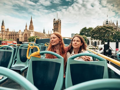 b3yuhcqicrcz7oop2er4fhfv7u-4 Dos amigas viajan por las calles de Londres en un autobús turístico de dos plantas.