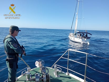 cwiip5boeqzryxjiefpofrymwm Un agente del Servicio Marítimo de la Guardia Civil en Baleares vigila un velero.
REMITIDA / HANDOUT por Guardia Civil
Fotografía remitida a medios de comunicación exclusivamente para ilustrar la noticia a la que hace referencia la imagen, y citando la procedencia de la imagen en la firma
22/04/2025