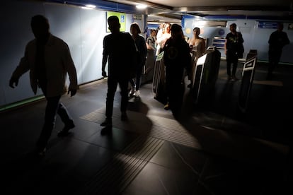 cx5pn3sdga5opiwngnge6tu3i4 Usuarios del Metro de Madrid abandonan una de las estaciones del suburbano tras registrarse un apagón a nivel peninsular este lunes.