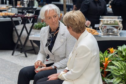 La presidenta del BCE, Christine Lagarde, y la presidenta de la Confederación Suiza, Karin Keller-Sutter (de espaladas), en las reuniones del FMI en Washington.