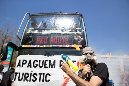 fz7viq5k2fgzbomijzggcvunce-1 Un grupo de activistas paran a un bus turístico para protestar por la masificación en la Sagrada Familia.