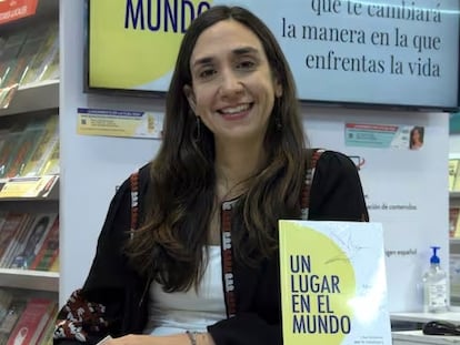 hoifbrxhlre6hkweic26izmn7i María Juliana Pacheco Blel con su libro 'Un lugar en el mundo' (Ed. Urano World).