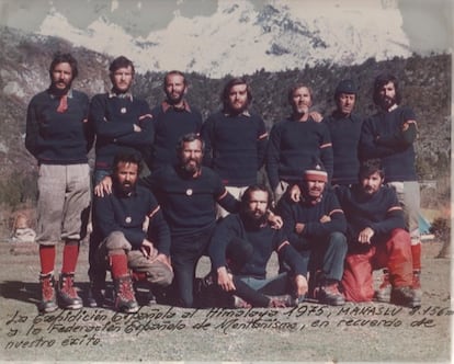 is7ya3jtc5b5zpac5wudof2lly Expedición española al Manaslu en 1975. De pie, de izquierda a derecha: Luis Bernardo Durand, Jerónimo López, Salvador Rivas, Miguel Ángel Gallego, Luis Méndez, Mariano Arrazola (médico), Miguel López. Agachados: Jaime García Orts (jefe de la expedición), Alfonso Arias, Gerardo Blázquez, Fulgencio Casado y Carlos Soria.