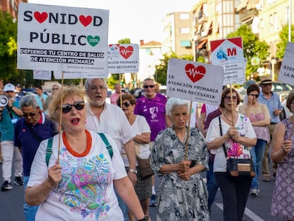 Vecinos se manifiestan para reclamar más médicos en su centro de salud de Abrantes en Madrid, en mayo de 2024.