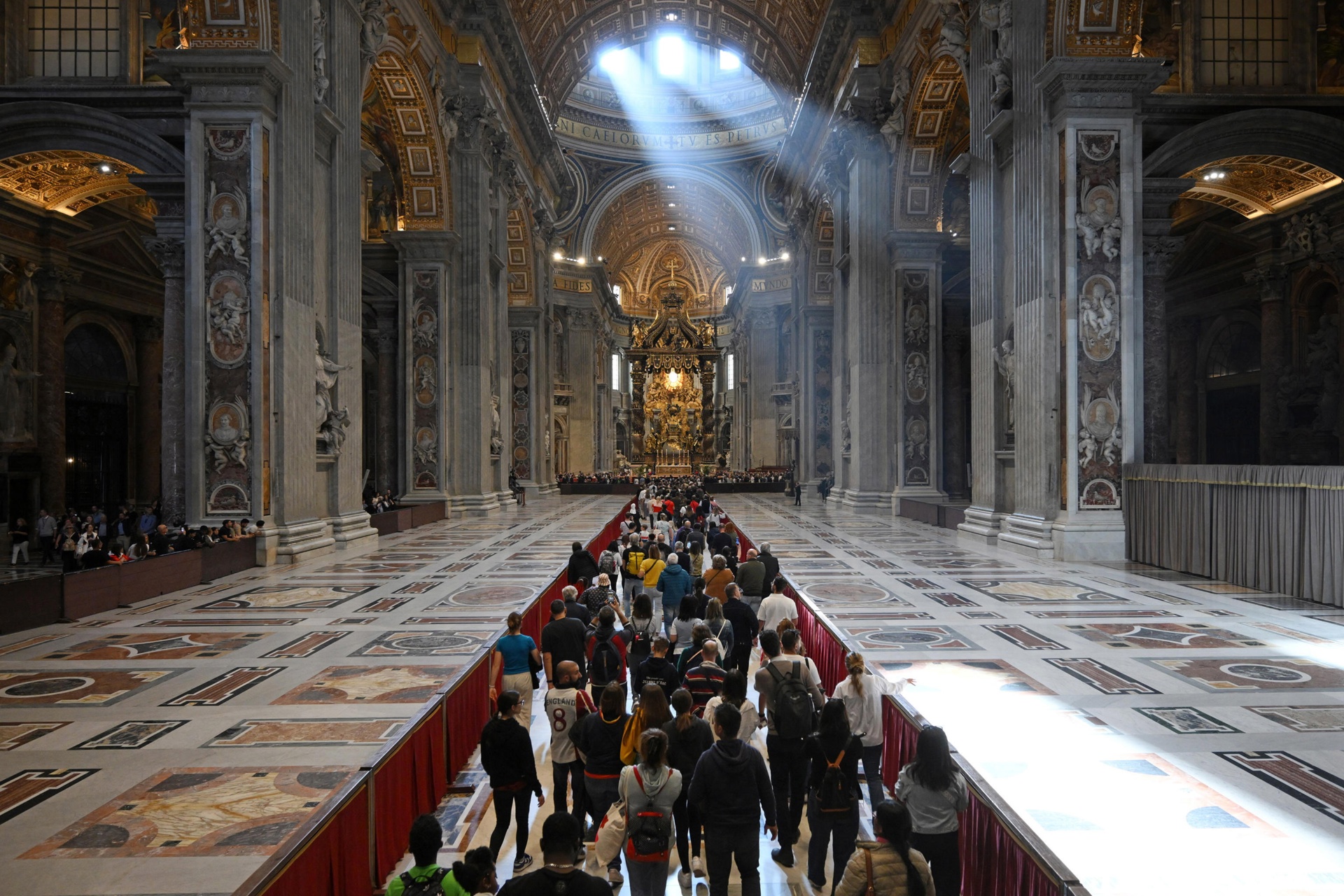 Tercer día del velatorio del papa Francisco; más de 128 mil personas han pasado por la capilla ardiente Tercer día del velatorio del papa Francisco; más de 128 mil personas han pasado por la capilla ardiente
