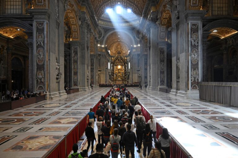 mas-de-128-mil-personas-han-pasado-por-la-capilla-ardiente-del-papa-francisco