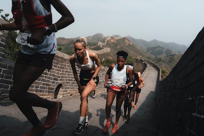 mvx4xbdvzffwpd7wvljqzewqou-1 Varias corredoras, durante la carrera de las Golden Trail en la Gran Muralla china.