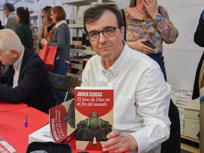 ocw4vtaloqr5bcfuaulrtcqlga-2 El escritor Javier Cercas posa con uno sus ejemplares, en la Diada de San Jordi 2025