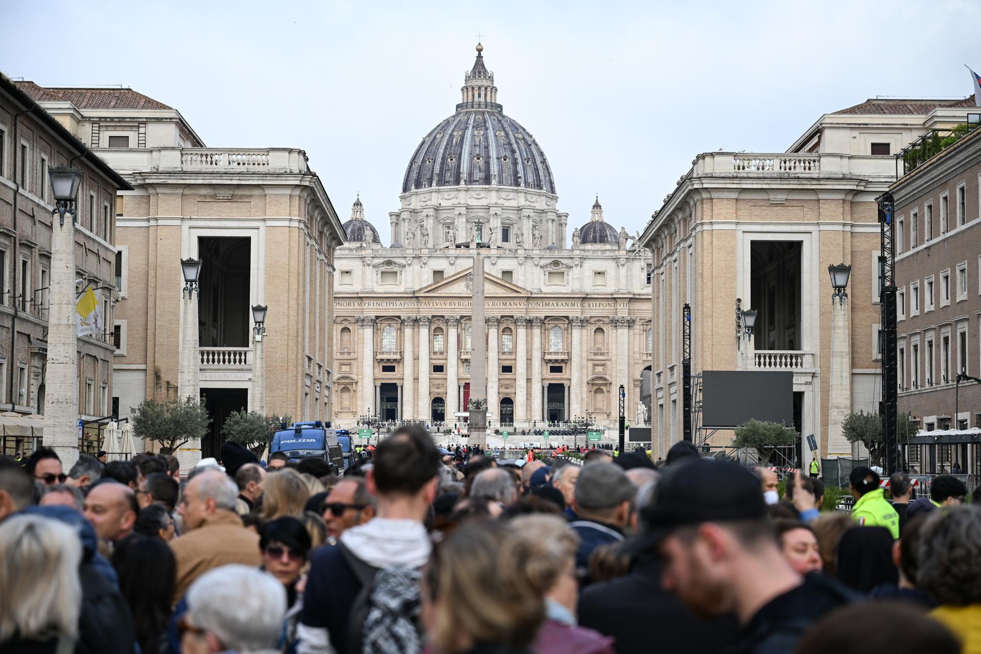 Unas 150 mil personas despiden al papa Francisco en la Basílica de San Pedro antes del funeral Unas 150 mil personas despiden al papa Francisco en la Basílica de San Pedro antes del funeral