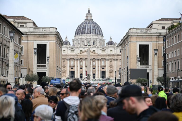 papa-francisco-basilica-san-pedro-funeral