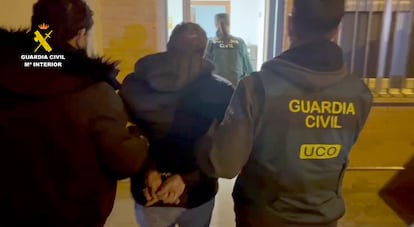 q4unao4olfgpbgdtm3qxo2zs3a-1 Agentes de la Guardia Civil trasladan al miembro del 'clan de los Hilarios' detenido en la localidad zamorana de Cubo de la Tierra del Vino, en una imagen facilitada por el instituto armado.