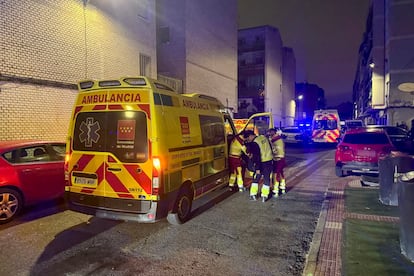 Un par de ambulancias, anoche en el lugar del suceso en la localidad madrileña de Torrejón de Ardoz.